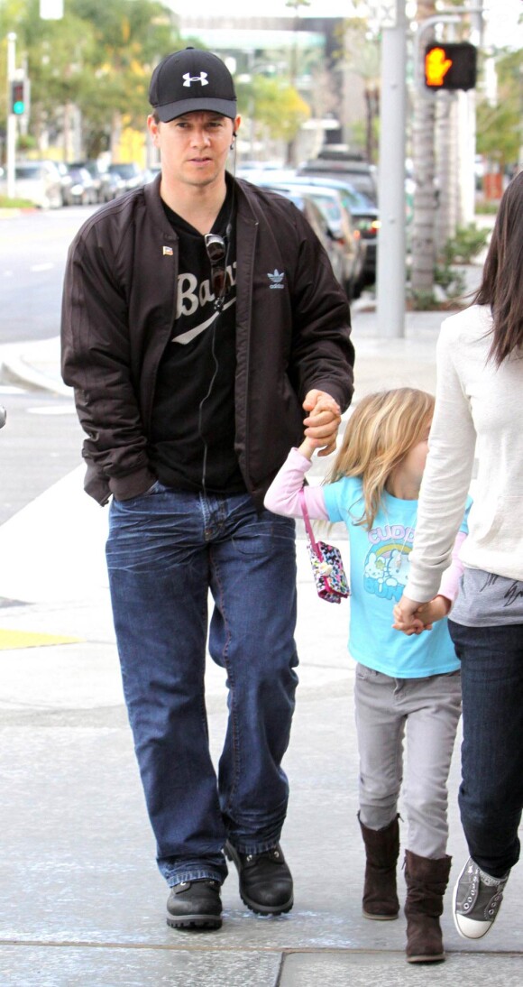 Mark Wahlberg accompagné d'Ella Rae ainsi que de sa babysitter sortent prendre une glace le 6 février 2010 à Beverly Hills
