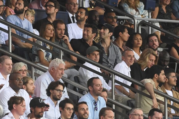 Richard Gasquet et sa compagne, Patrick Bruel et Elie Seimoun, Paul Mirabel en tribune lors du match de football en ligue 1 Uber Eats PSG - Montpellier (5 - 2) au Parc des Princes à Paris le 13 août 2022. 