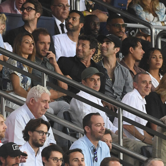 Richard Gasquet et sa compagne, Patrick Bruel et Elie Seimoun, Paul Mirabel en tribune lors du match de football en ligue 1 Uber Eats PSG - Montpellier (5 - 2) au Parc des Princes à Paris le 13 août 2022. 