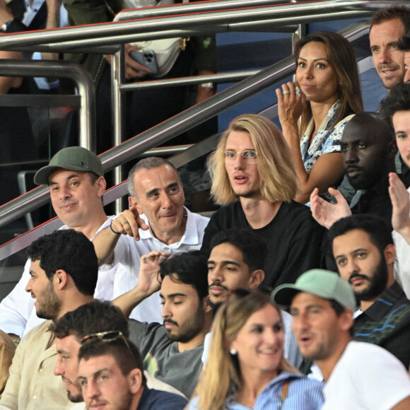 Elie Semoun, Paul Mirabel, Richard Gasquet, Patrick Bruel - Célébrités au Match de football en ligue 1 Uber Eats PSG - Montpellier (5-2) au Parc des Princes à Paris, France le 13 Août 2022. © Lionel Urman / Panoramic / Bestimage