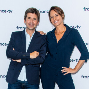 Thomas Sotto, Julia Vignali lors du photocall dans le cadre de la conférence de presse de France Télévisions au Pavillon Gabriel à Paris, France, le 24 août 2021. © Pierre Perusseau/Bestimage 