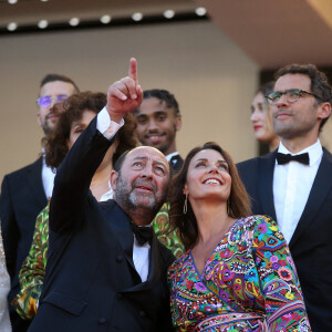 Kad Merad et sa compagne Julia Vignali - Montée des marches du film " OSS 117 : Alerte rouge en Afrique Noire " lors du 74ème Festival International du Film de Cannes. Le 17 juillet 2021 © Borde-Jacovides-Moreau / Bestimage 