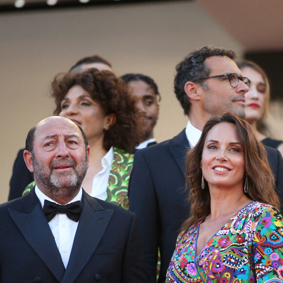 Kad Merad et sa compagne Julia Vignali - Montée des marches du film " OSS 117 : Alerte rouge en Afrique Noire " lors du 74ème Festival International du Film de Cannes. Le 17 juillet 2021 © Borde-Jacovides-Moreau / Bestimage 