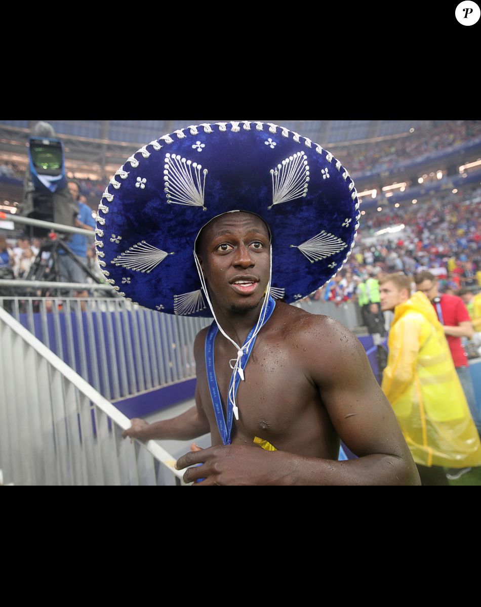 L'équipe de France sur la pelouse du stade Loujniki après leur victoire sur la Croatie (4-2) en finale de la Coupe du Monde 2018 (FIFA World Cup Russia2018), le 15 juillet 2018.