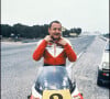 Coluche et sa moto de course - photo d'archive