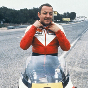 Coluche et sa moto de course - photo d'archive