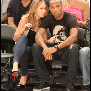 Thierry Henry et Andrea Rajacic pendant un match de basket à New York en 2010.