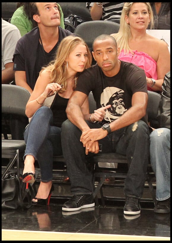 Thierry Henry et Andrea Rajacic pendant un match de basket à New York en 2010.