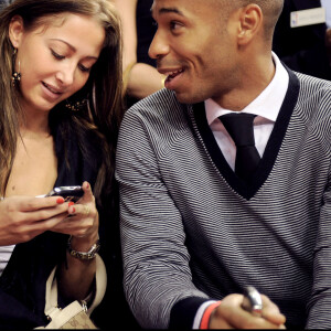 Thierry Henry et Andrea Rajacic pendant un match de basket à Barcelone en 2010.