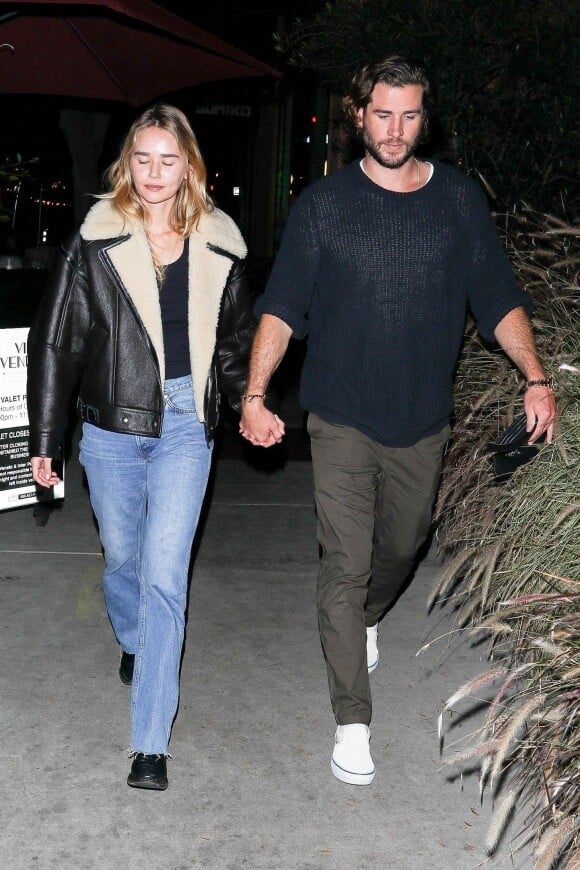 Liam Hemsworth et sa compagne Gabriella Brooks - Chris, Liam, sa compagne Gabriella Brooks, et Luke Hemsworth dînent avec leur père Craig au restaurant "Via Veneto" à Santa Monica, le 7 novembre 2021. 