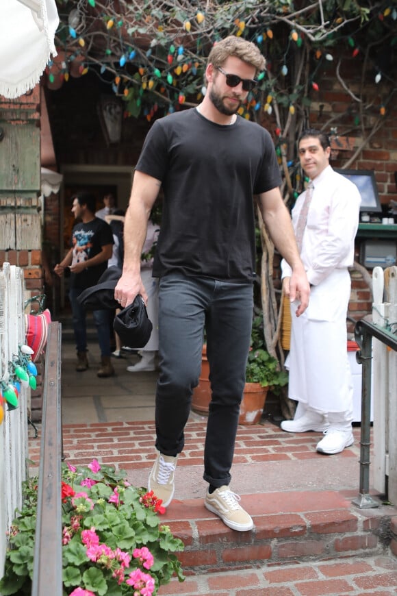 Liam Hemsworth est allé déjeuner avec sa compagne Gabriella Brooks, son frère Luke Hemsworth et sa femme Samantha Hemswort et des amis dans le quartier de West Hollywood à Los Angeles, le 27 février 2020 