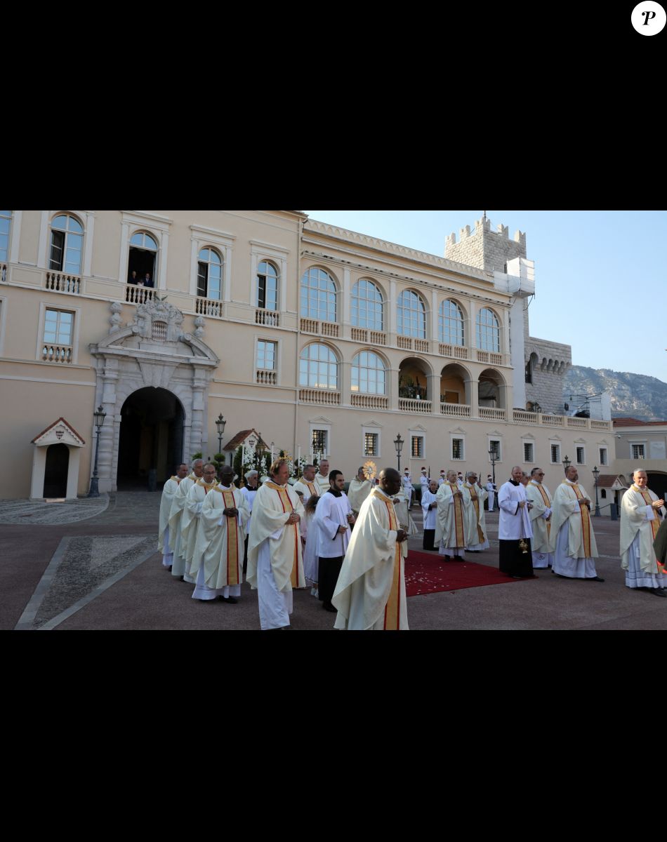 Le prince Albert II, la princesse Charléne et la princesse Gabriella de Monaco, comtesse de Carladès au balcon du Palais Princier pour célébrer la Fête-Dieu (Corpus Domini) à Monaco, le 16 juin 2022. © Cyril Dodergny/Nice Matin/Bestimage