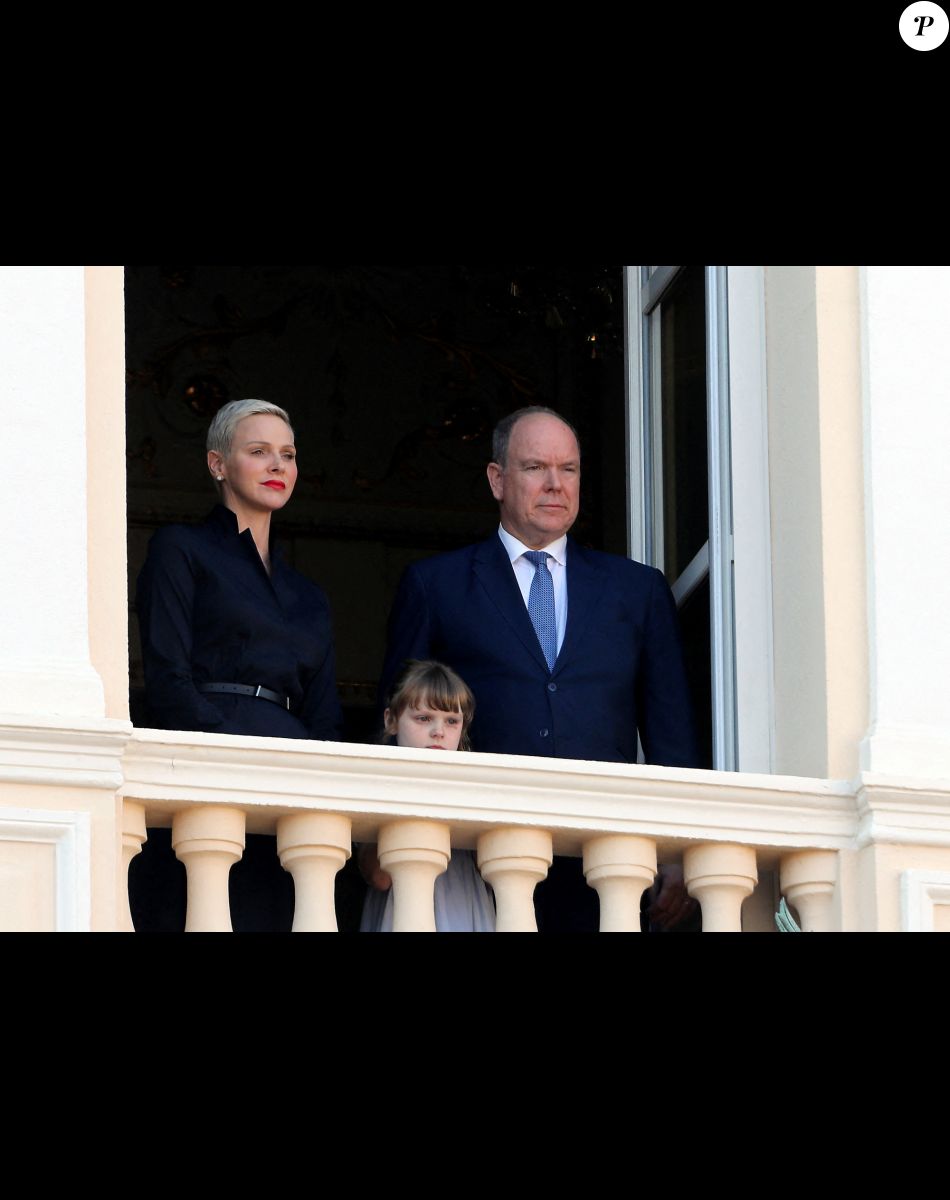 Le prince Albert II, la princesse Charléne et la princesse Gabriella de Monaco, comtesse de Carladès au balcon du Palais Princier pour célébrer la Fête-Dieu (Corpus Domini) à Monaco, le 16 juin 2022. © Cyril Dodergny/Nice Matin/Bestimage