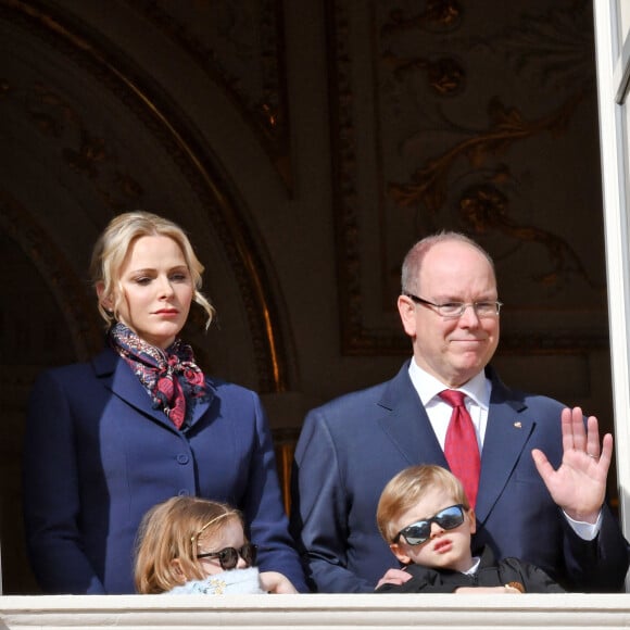 Le prince Albert II de Monaco, sa femme la princesse Charlène et leurs enfants le prince héréditaire Jacques et la princesse Gabriella ont assité depuis un balcon du Palais à la traditionnelle procession durant la célébration de la Sainte Dévote, Sainte patronne de Monaco, à Monaco le 27 janvier 2020. © Bruno Bebert / Bestimage 