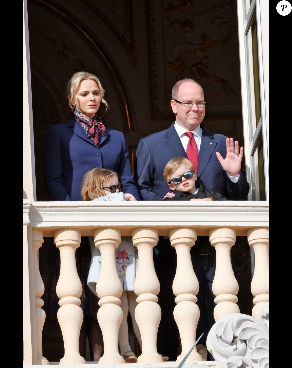 Le prince Albert II de Monaco, sa femme la princesse Charlène et leurs enfants le prince héréditaire Jacques et la princesse Gabriella ont assité depuis un balcon du Palais à la traditionnelle procession durant la célébration de la Sainte Dévote, Sainte patronne de Monaco, à Monaco le 27 janvier 2020. © Bruno Bebert / Bestimage