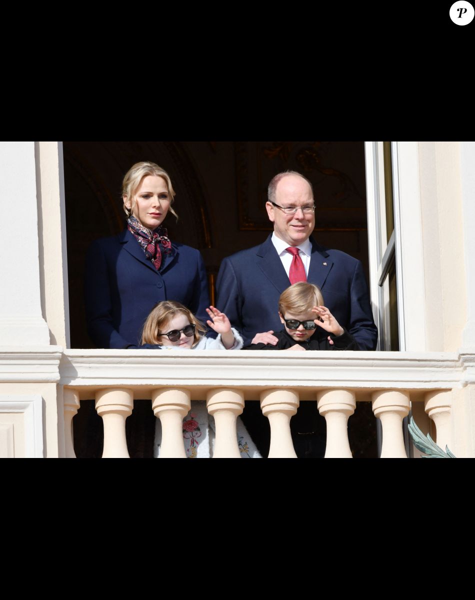 Le prince Albert II de Monaco, sa femme la princesse Charlène et leurs enfants le prince héréditaire Jacques et la princesse Gabriella ont assité depuis un balcon du Palais à la traditionnelle procession durant la célébration de la Sainte Dévote, Sainte patronne de Monaco, à Monaco le 27 janvier 2020. © Bruno Bebert / Bestimage