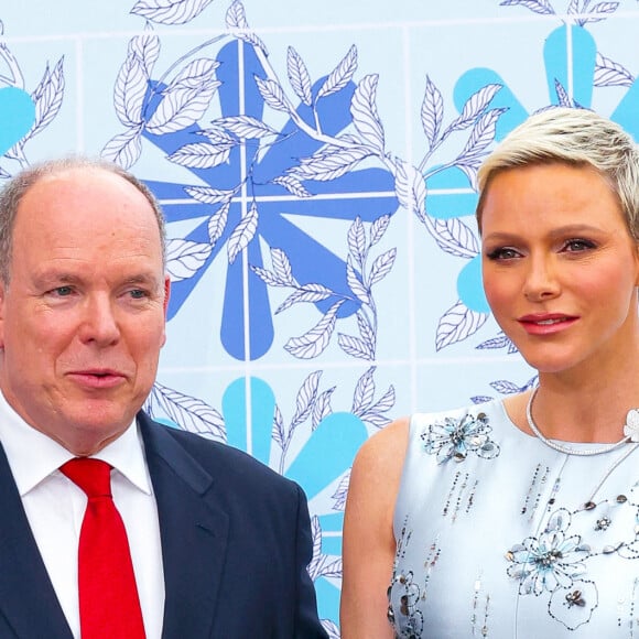 Le prince Albert II et la princesse Charlène de Monaco - 73ème Gala de la Croix-Rouge Monégasque qui avait lieu pour la première fois sur les Terrasses du Soleil, entre la façade magistrale de l'Opéra Garnier Monte-Carlo et la mer Méditerrannée à Monaco, le 18 juillet 2022. © Claudia Albuquerque/Bestimage 