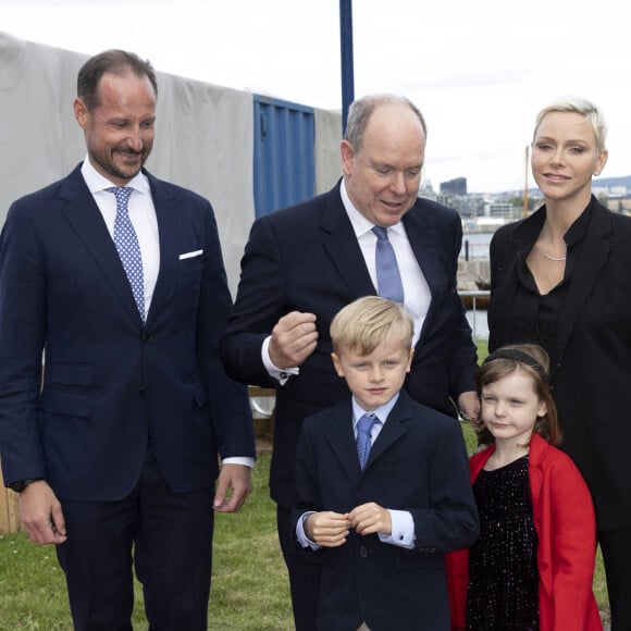 Le prince Haakon de Norvège, le prince Albert II de Monaco, la princesse Charlene, le prince Jacques et la princesse Gabriella - Le prince Albert II de Monaco inaugure l'exposition l'exposition "Sailing the Sea of Science, Scientist and explorer. Prince Albert Ier and the early norwegian exploration of Svalbard " au Fram Museum à Oslo le 22 juin 2022.