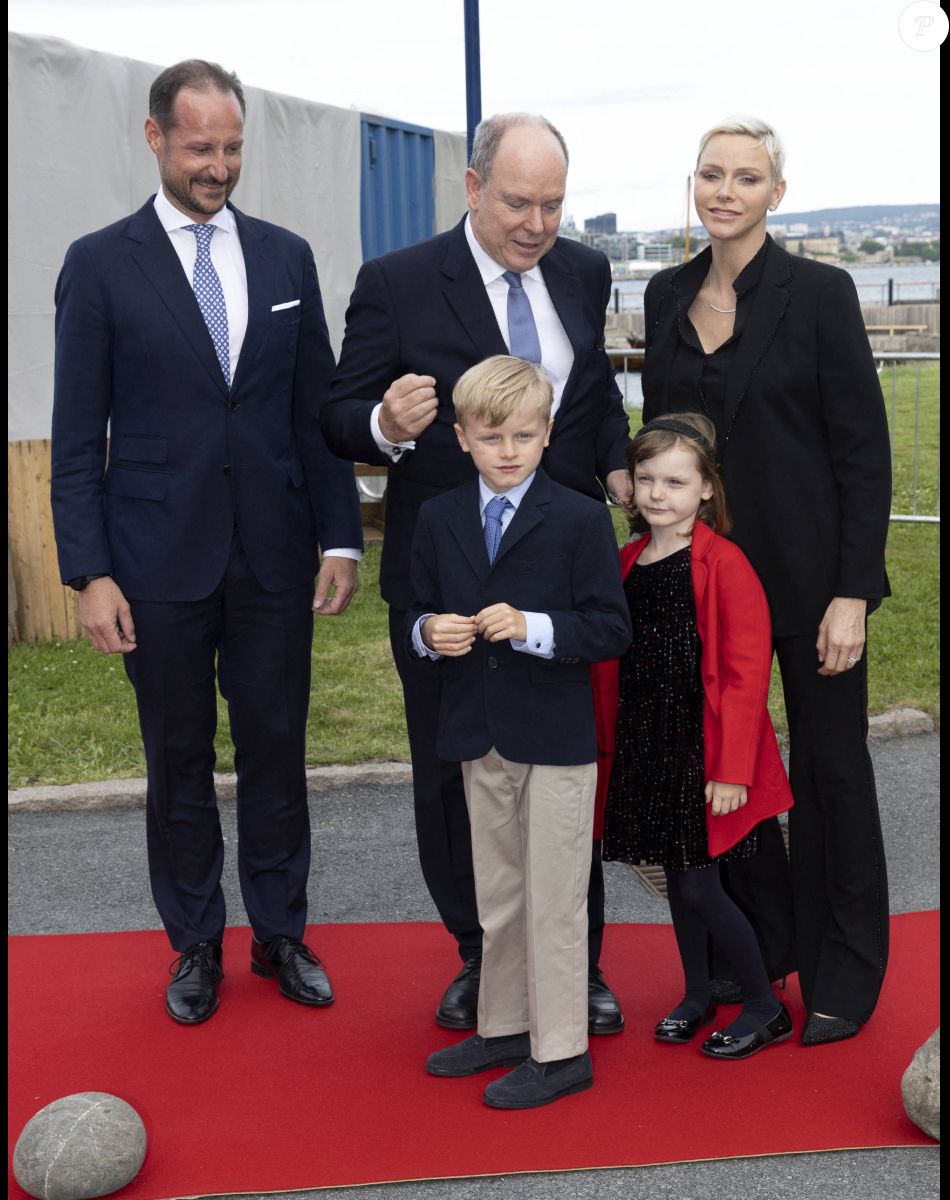 Le prince Haakon de Norvège, le prince Albert II de Monaco, la princesse Charlene, le prince Jacques et la princesse Gabriella - Le prince Albert II de Monaco inaugure l'exposition l'exposition "Sailing the Sea of Science, Scientist and explorer. Prince Albert Ier and the early norwegian exploration of Svalbard " au Fram Museum à Oslo le 22 juin 2022.
