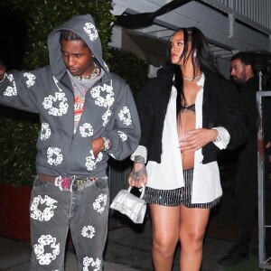 Rihanna enceinte et son compagnon ASAP Rockyà la sortie du restaurant Giorgio Baldi après un dîner de baby shower avec sa famille et ses amis à Santa Monica, Los Angeles, Californie, Etats-Unis, le 23 avril 2022.