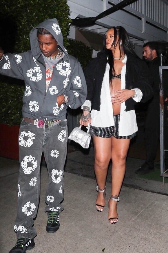 Rihanna enceinte et son compagnon ASAP Rockyà la sortie du restaurant Giorgio Baldi après un dîner de baby shower avec sa famille et ses amis à Santa Monica, Los Angeles, Californie, Etats-Unis, le 23 avril 2022.