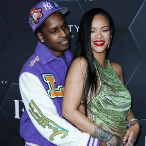 Rihanna (enceinte) et son compagnon ASAP Rocky au photocall "Fenty Beauty et Fenty Skin" à Los Angeles. 