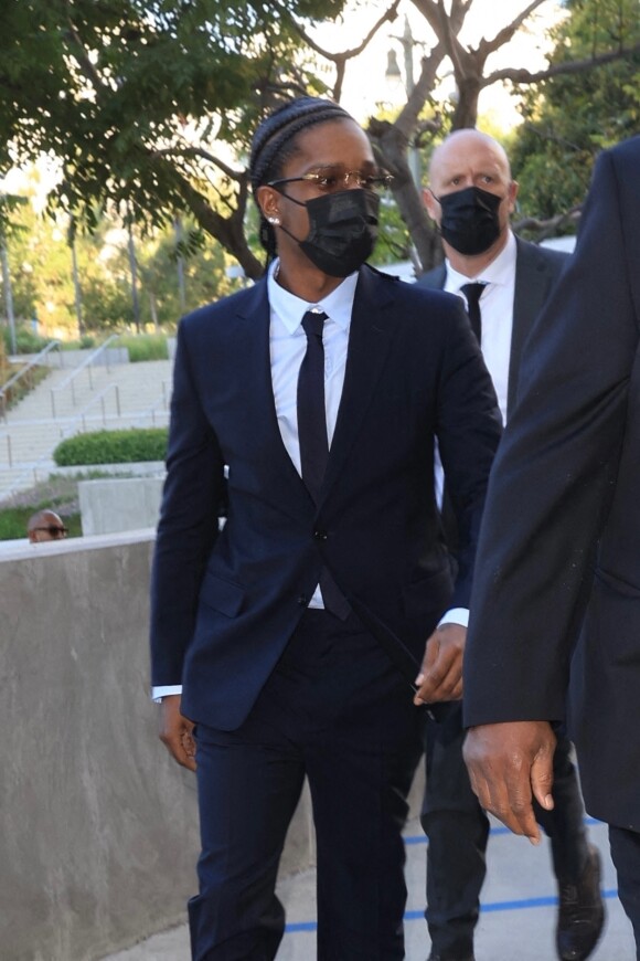 ASAP Rocky en costume arrive au tribunal de Los Angeles, Californie, Etats-Unis, le 17 août 2022, visé par deux chefs d'accusation pour agression avec une arme semi-automatique.