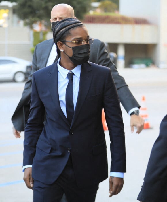 ASAP Rocky en costume arrive au tribunal de Los Angeles, Californie, Etats-Unis, le 17 août 2022, visé par deux chefs d'accusation pour agression avec une arme semi-automatique.