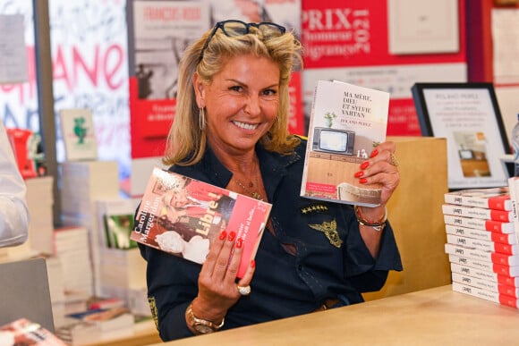 Exclusif - Caroline Margeridon dédicace son livre "Libre!" à la librairie Filigranes à Bruxelles le 15 novembre 2021. © Frédéric Andrieu / Bestimage 