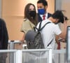 Angelina Jolie arrive à l'aéroport JFK de New York avec ses six enfants Maddox, Pax, Zahara, Shiloh, Vivienne et Knox, le 11 juin 2021.