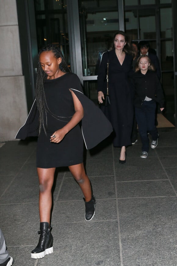 Angelina Jolie arrive avec ses enfants Shiloh, Zahara, Maddox, Pax, Knox et Vivienne à l'hôtel Crosby pour assister à la projection d'un film à New York, le 25 février 2019 