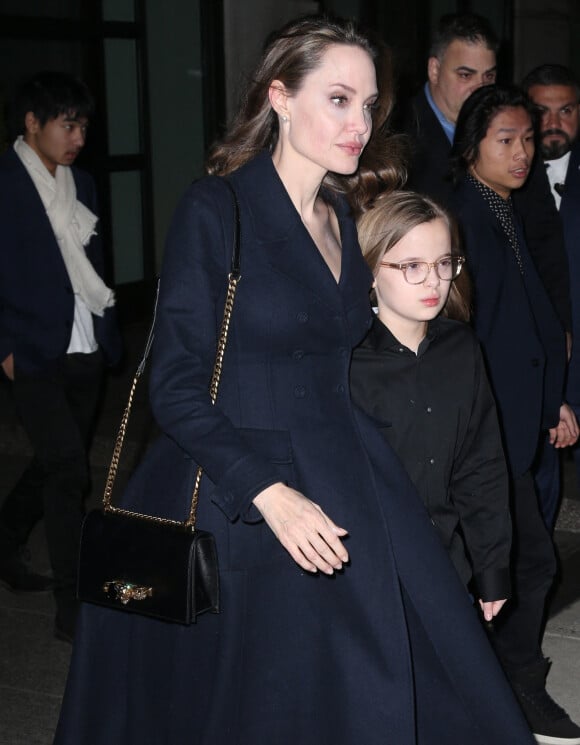 Angelina Jolie sort avec ses enfants Shiloh, Zahara, Maddox, Pax, Knox et Vivienne de l'hôtel Crosby à New York, le 25 février 2019 