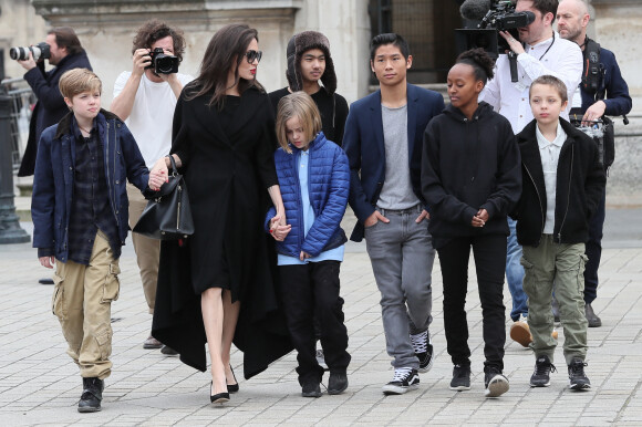 Angelina Jolie et ses enfants (Maddox, Zahara, Shiloh, Pax, Knox et Vivienne) quittent le musée du Louvre à Paris le 30 janvier 2018. 