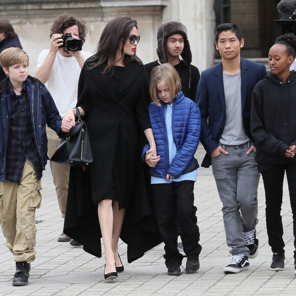 Angelina Jolie et ses enfants (Maddox, Zahara, Shiloh, Pax, Knox et Vivienne) quittent le musée du Louvre à Paris le 30 janvier 2018. 