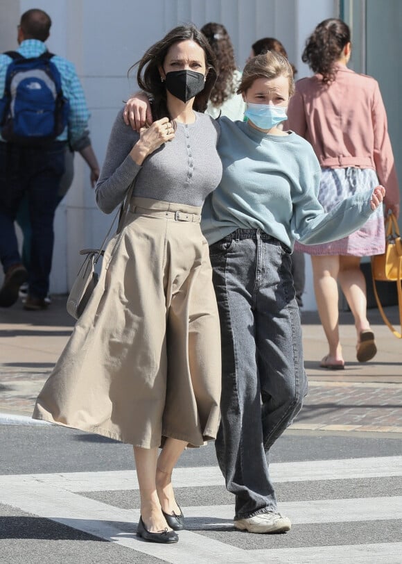 Exclusif - Angelina Jolie marche bras dessus bras dessous avec sa fille Vivienne lors d'une sortie au centre commercial The Grove à Los Angeles, le 21 mars 2022.