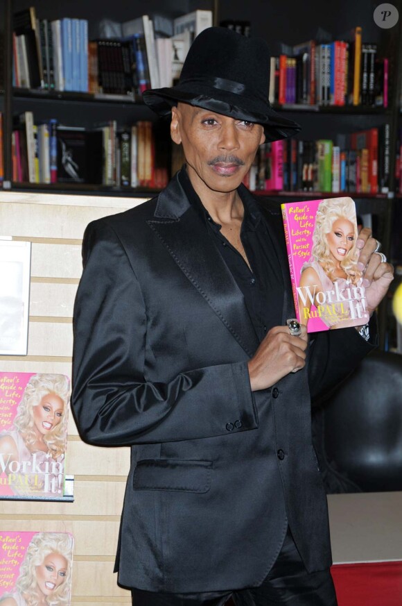 RuPaul dédicace son nouveau livre à New York, le 5 février 2010 !