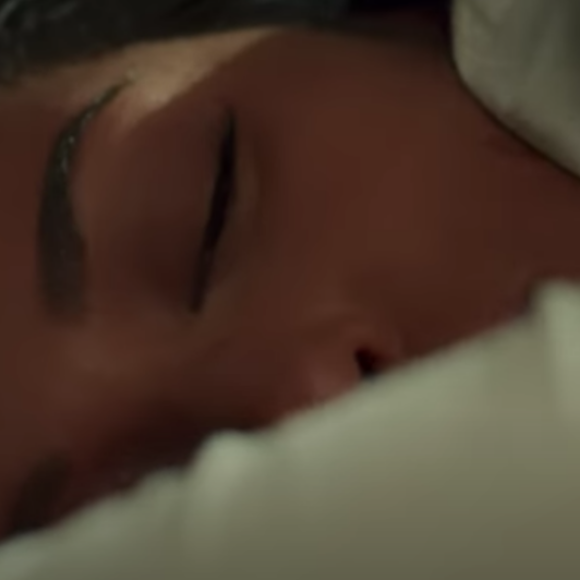 Slimane et Ayem Nour : baiser et câlin au lit, un couple étonnant pour un moment sentimental
