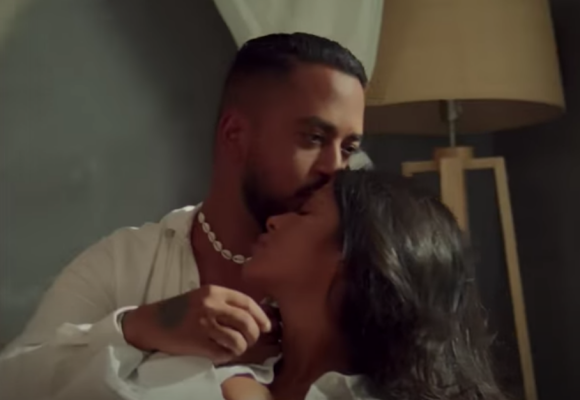 Slimane et Ayem Nour : baiser et câlin au lit, un couple étonnant pour un moment sentimental
