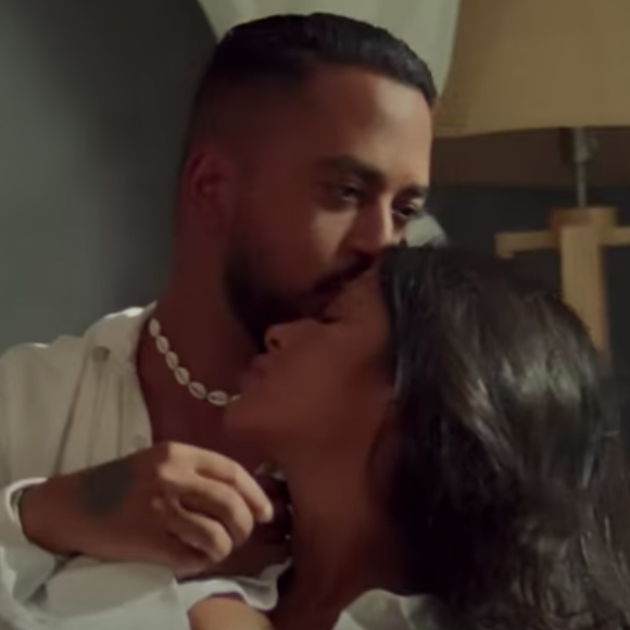 Slimane et Ayem Nour : baiser et câlin au lit, un couple étonnant pour un moment sentimental
