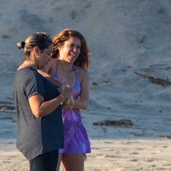 Shakira se détend avec ses fils Sasha et Milan sur une plage de Cabo San Lucas au Mexique le 27 juillet 2022.