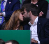 Shakira et son compagnon Gérard Piqué s'embrassent tendrement dans les tribunes de la finale de la Coupe Davis à Madrid, le 24 novembre 2019. 