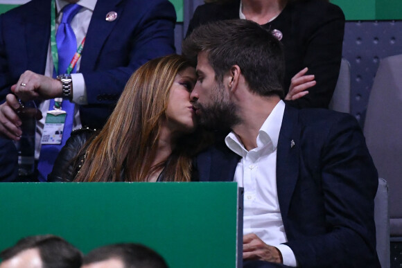 Shakira et son compagnon Gérard Piqué s'embrassent tendrement dans les tribunes de la finale de la Coupe Davis à Madrid, le 24 novembre 2019. 