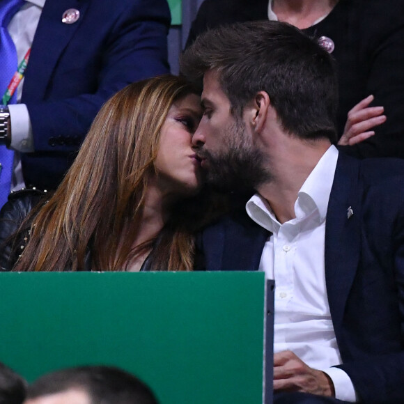 Shakira et son compagnon Gérard Piqué s'embrassent tendrement dans les tribunes de la finale de la Coupe Davis à Madrid, le 24 novembre 2019. 