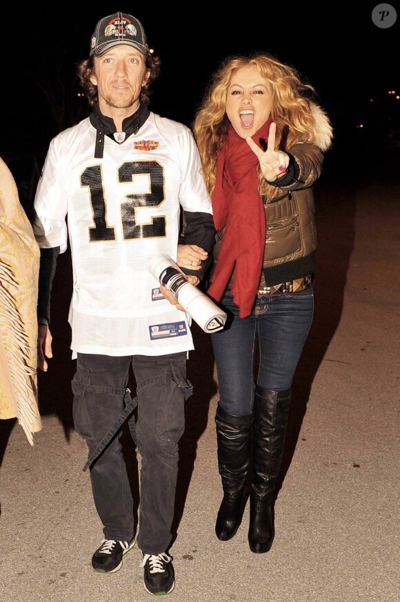 Paulina Rubio et son mari Nicolas Colate Vallejo-Nagera célèbre la victoire des Saints de la Nouvelle Orléans au Super Bowl à Miami le 7 février 2010