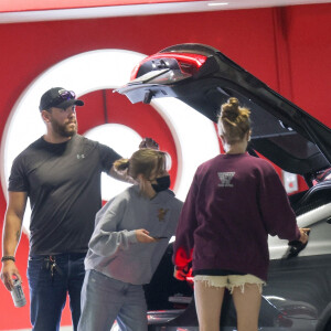Exclusif - Shiloh Jolie-Pitt et sa soeur Vivienne sont allées faire du shopping chez "Target" à Los Angeles, le 4 août 2022.