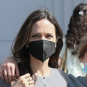 Exclusif - Angelina Jolie marche bras dessus bras dessous avec sa fille Vivienne lors d'une sortie au centre commercial The Grove à Los Angeles le 21 mars 2022.