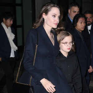 Angelina Jolie sort avec ses enfants Shiloh, Zahara, Maddox, Pax, Knox et Vivienne de l'hôtel Crosby à New York, le 25 février 2019 