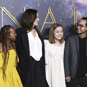 Angelina Jolie et ses enfants : Shiloh Jolie-Pitt , Zahara, Vivienne, Maddox, Knox Leon au photocall de la première du film Les Eternels (Eternals) au cinéma BFI Imax de Londres le 27 octobre 2021. © Future-Image via ZUMA Press / Bestimage