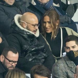 Vitaa (enceinte de son 3ème enfant) et son mari Hicham Bendaoud, Nikola Karabatic - People lors de la huitième de finale aller de la Ligue des champions entre le PSG et le Real Madrid au Parc des Princes à Paris le 15 février 2022. © Cyril Moreau/Bestimage