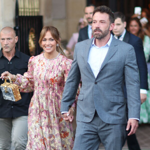 Ben Affleck et sa femme Jennifer Affleck (Lopez) quittent l'hôtel Crillon pour aller dîner avec leurs enfants respectifs Seraphina, Violet, Maximilian et Emme au restaurant "Cheval Blanc" lors de leur lune de miel à Paris.